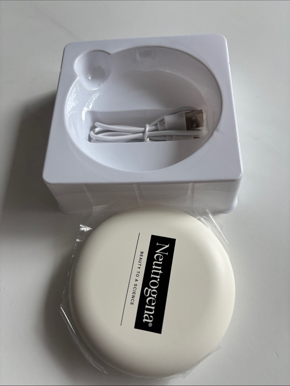Neutrogena LED Mirror - Picture 3 of 6